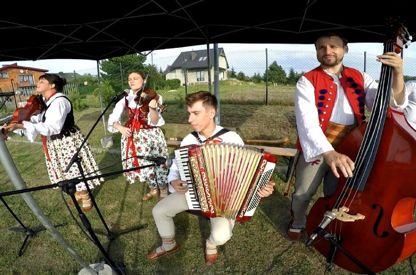 Sportowy piknik w Sączowie na orliku