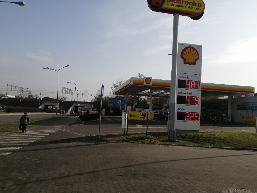 Ceny paliw w Piotrkowie 27.02.2021. Na której stacji...