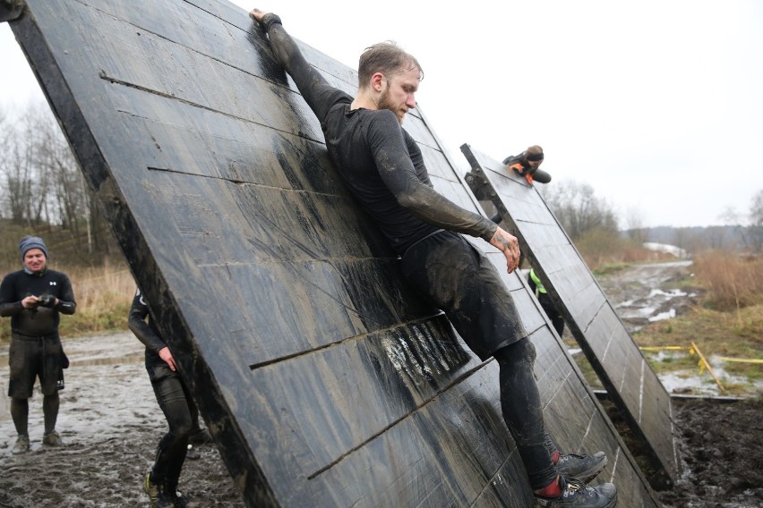 Wielki Runmageddon 2021 pod Krakowem. Mimo deszczu, chłodu i... pandemii