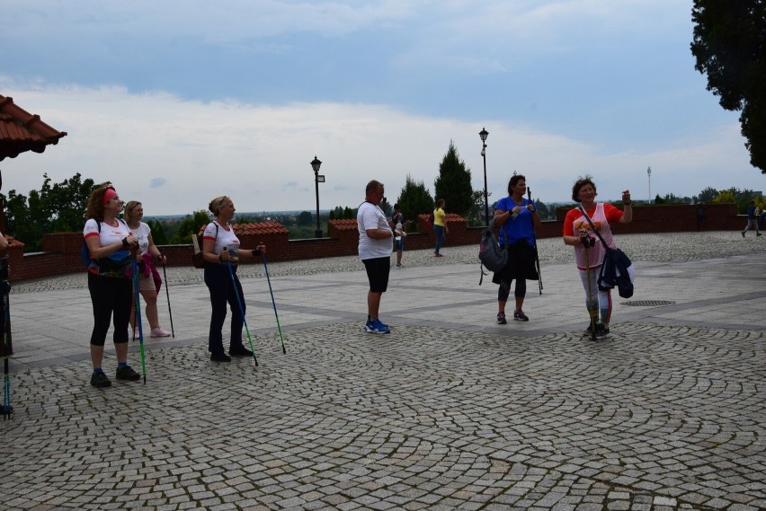 Instruktorzy z Polskiego Stowarzyszenia "Nordic Walking” opanowali Sandomierz. Co robili w Królewskim Mieście?    