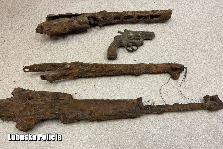 Znaleziona broń pochodzi z czasów II wojny światowej.