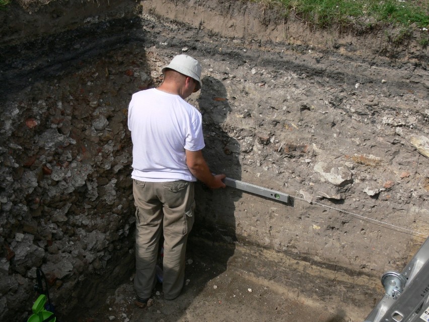 Archeolodzy pracują w rejonie baszty Swawoli w Wieluniu [FOTO]