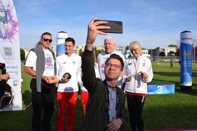 Stadion im. Opolskich Olimpijczyków przeszedł modernizację. W piątek (1.10) nastąpiło uroczyste otwarcie. Była to też okazja, by zrobić sobie zdjęcie ze gwiazdami lekkiej atletyki.