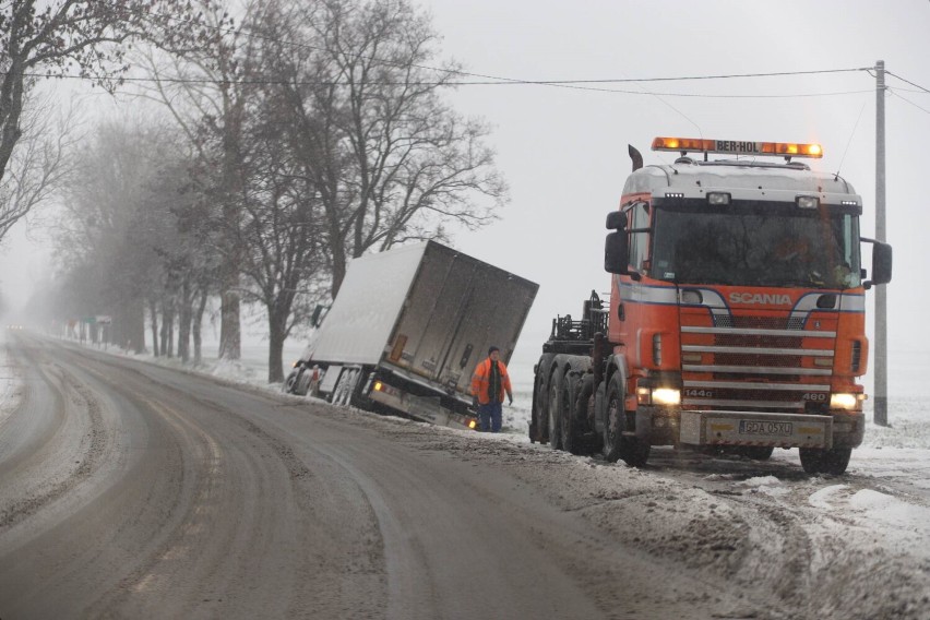 Ciężarówka w rowie w Dębinie i kolizje samochodów osobowych. Kierowcy odczuli skutki zimowej aury
