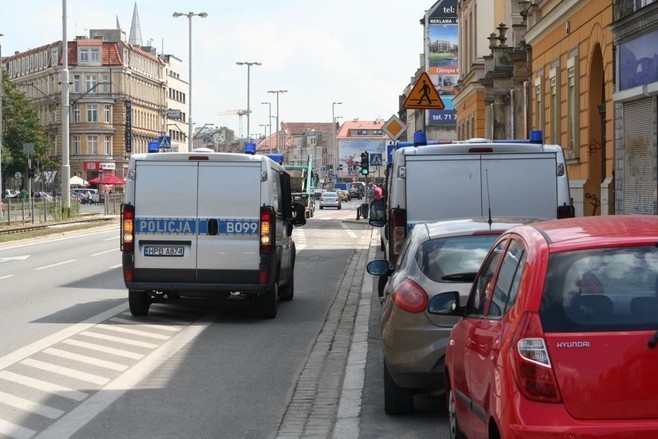 Parkowanie - czy policji wolno więcej? (ZDJĘCIA)