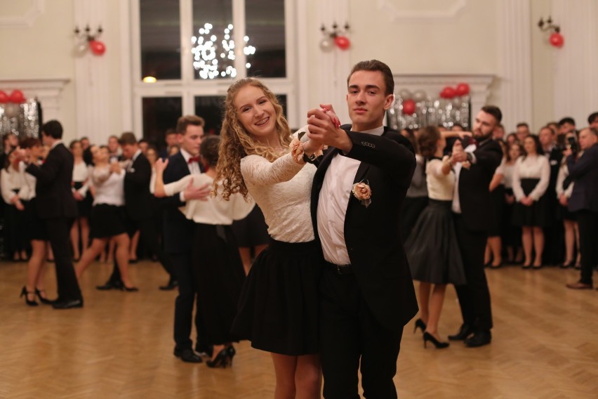 Oprócz tradycyjnego Poloneza, uczniowie zatańczyli walca.