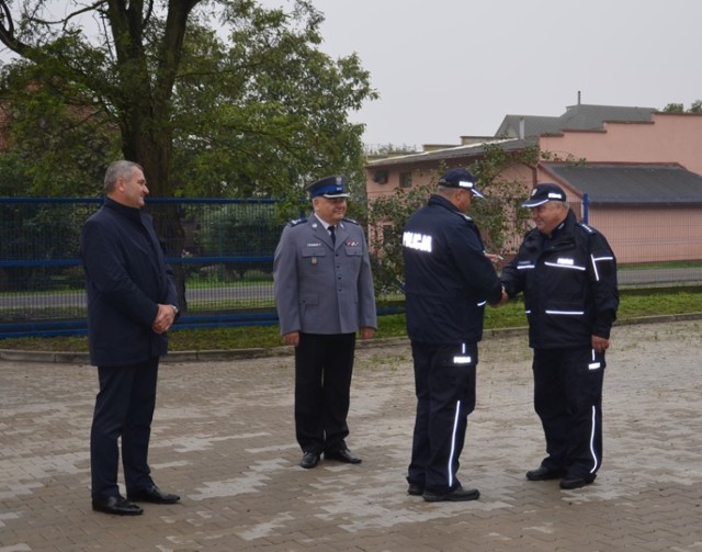 Gmina Grabica ufundowała policji garaże i parking przed komisariatem. Przekazanie kluczy odbyło się na początku września