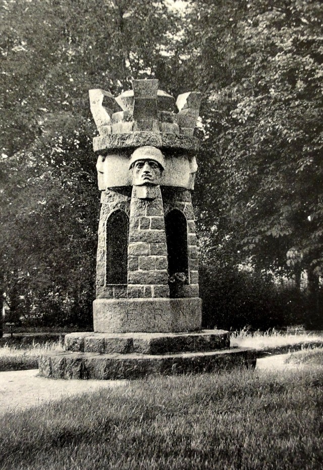 Pomnik autorstwa Wilhelma Grossa, który stał w parku miejskim w Sławnie. Pomnik, który już nie istnieje. Jego zdjęcie pochodzi ze starej pocztówki