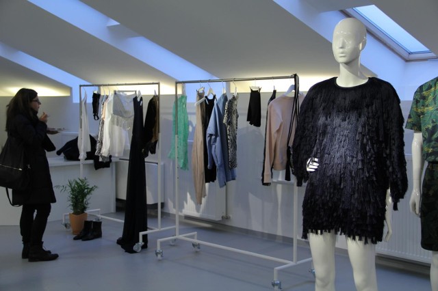 H&M kolekcja wiosna lat 2014 w showroomie marki
