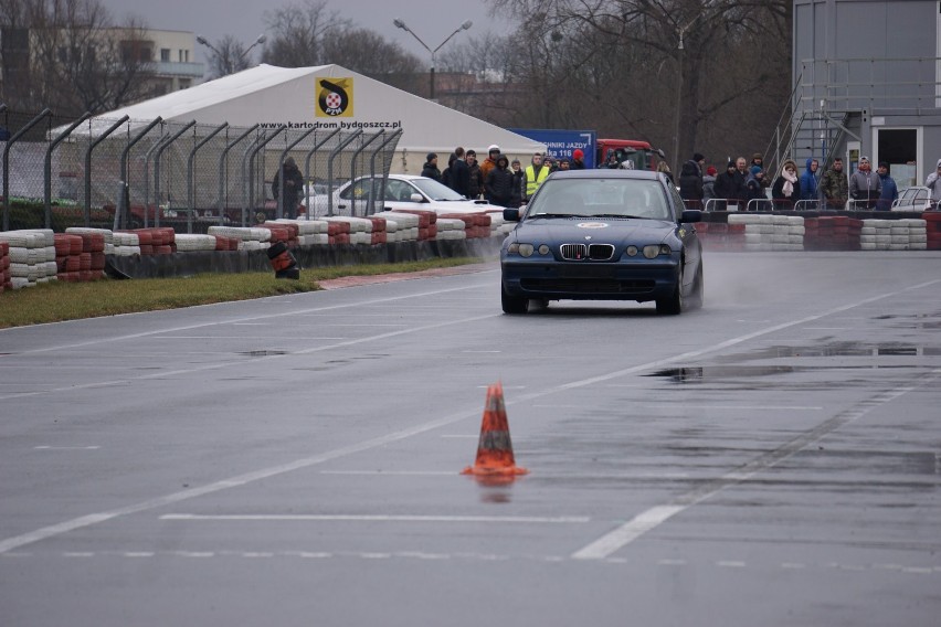 Drift i slalom, czyli zawody o tytuł Bydgoskiego Mistrza Kierownicy [zdjęcia, wideo]  