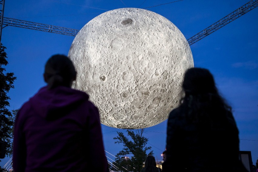 Gigantyczny księżyc zawisł przed Centrum Nauki Kopernik. Przyjdź, zobacz i zrób sobie z nim zdjęcie 