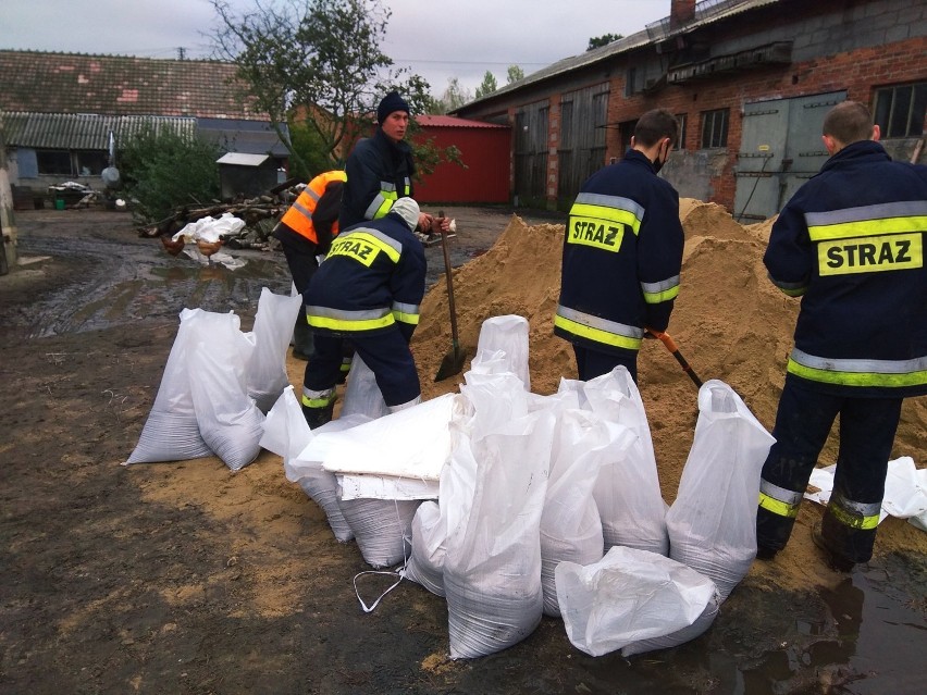 Podtopienia w gminie Szadek i Zduńska Wola. Strażacy pomagali mieszkańcom ZDJĘCIA