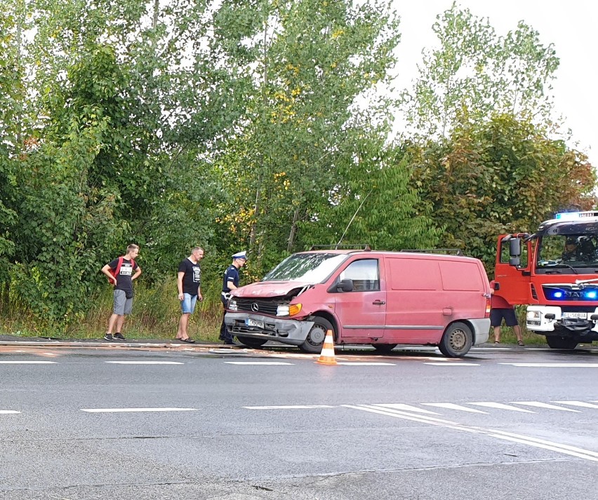 Utrudnienia na ulicy Częstochowskiej w Wieluniu. Dwie osoby trafiły do szpitala [foto, wideo]