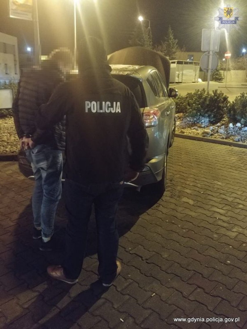 Kradzione samochody z Niemiec trafiły na Pomorze. Policjanci jechali za nimi aż do McDonalda w Rumi