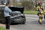 Wypadek na ulicy Nowodworskiej w Legnicy, dwie osoby poszkodowane, zdjęcia