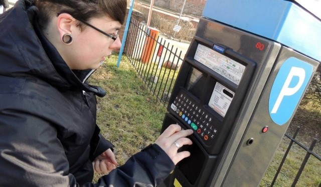 Toruńscy radni miejscy przyjęli prawie wszystkie projekty uchwał, jakie znalazły się w programie sesji. Dlaczego nie wszystkie? Ponieważ dokument dotyczący wyboru rad okręgów, został na początku posiedzenia wycofany.

Zobacz też:

W Toruniu runął zabytkowy wiąz
Cennik ślubów kościelnych w Toruniu i okolicy

Radni zgodzili się, aby pozbawić kategorii dróg gminnych ulicy Panny Marii oraz fragmenty ulic Ducha Świętego, Kopernika i Łaziennej. Od nowego roku zaczną tam obowiązywać takie same zasady, jak na Różanej, Rynku Staromiejskim, Szerokiej czy Królowej Jadwigi. Radni przyjęli także uchwałę w sprawie poszerzenia Strefy Płatnego Parkowania o fragment ul. Legionów przylegający do placu Towarzystwa Miłośników Torunia. Wnioskowali o to mieszkańcy okolicznych bloków. 


NowosciTorun