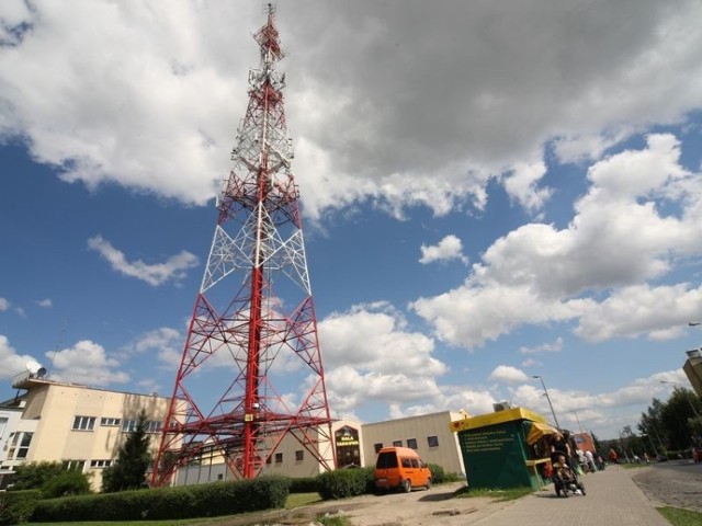 Uczniowie I LO w Słupsku przeprowadzili pomiary poziomu pola elektromagnetycznego w rejonie wybranych stacji bazowych telefonii GSM. Co ważne, wyniki mieszczą się poniżej dopuszczalnych norm. Badania zrealizowano w ramach projektu Zdolni z Pomorza. Na zdjęciu: wieża przy ul. Banacha.