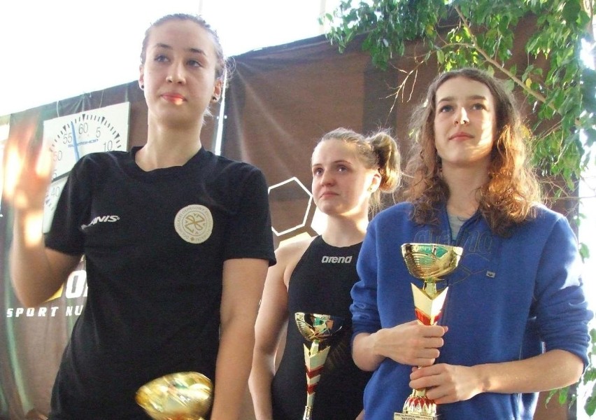 Klaudia Julia Leszczyńska (z lewej), druga wśród dziewcząt...