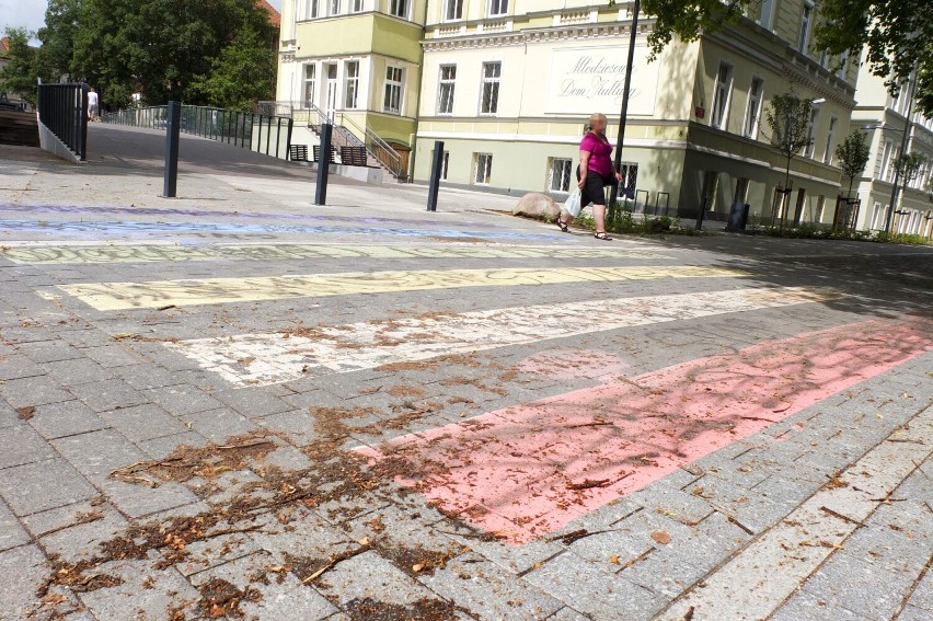 Kolorowe przejście na ul. Szarych Szeregów w Słupsku zgłoszone na policję