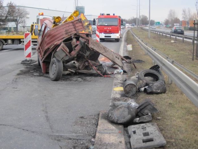 Zderzyły się walec, ciągnik i samochód dostawczy, wypadek w sadach, kolizja w sadach