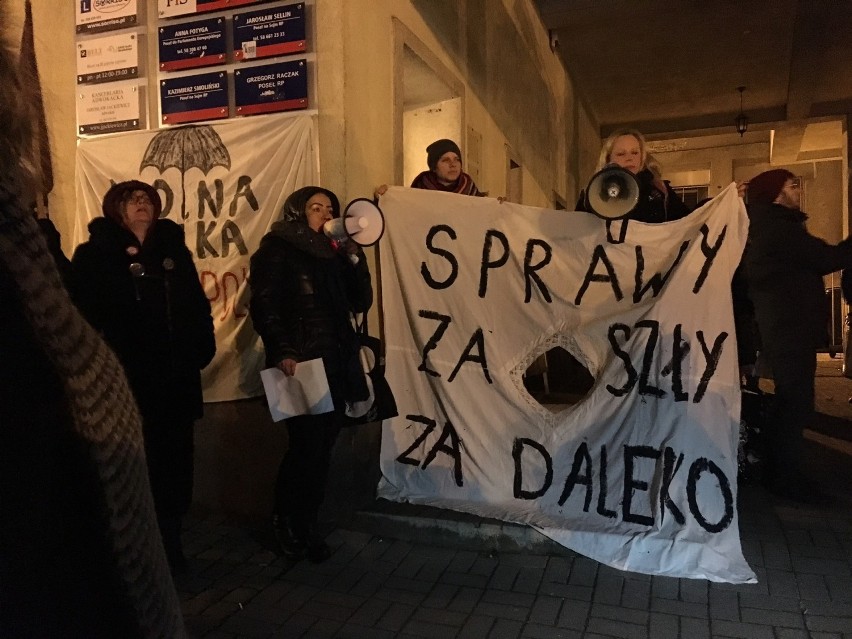 Protest "Ratujmy kobiety". Panie protestowały pod siedzibą PiS w Gdańsku [zdjęcia]