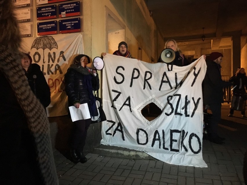 Protest "Ratujmy kobiety". Panie protestowały pod siedzibą PiS w Gdańsku [zdjęcia]