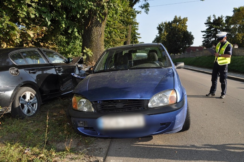 Zderzenie czołowe w Kłodawie gm. Trąbki Wielkie. BMW wyprzedzając, zderzyło się czołowo z fordem