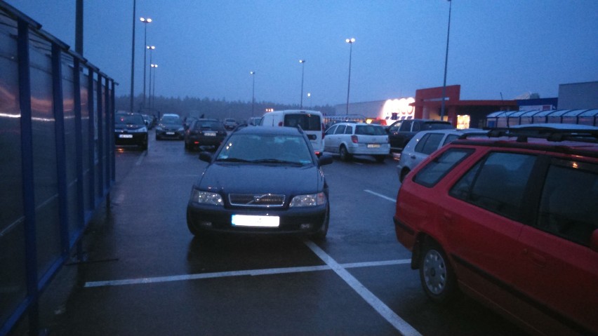 Mistrz parkowania w Gdyni pod supermarketem na Dąbrowie [ZDJĘCIA]