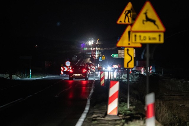 Generalna Dyrekcja Dróg Krajowych i Autostrad przeprowadza remont cząstkowy nawierzchni istniejącej drogi krajowej nr 5 na wysokości budowanej drogi S5 Białe Błota - Szubin.

- Prace przy nawierzchni tej drogi będą prowadzone na odcinku od Białych Błot do Zamościa oraz na odcinku od Rynarzewa do Szubina - informuje  Tomasz Okoński, Główny Specjalista ds. Komunikacji Generalnej Dyrekcji Dróg Krajowych i Autostrad Oddział w Bydgoszczy. 

- Ze względu na duże natężenie ruchu na tym odcinku, prace remontowe będą prowadzone wyłącznie w porze wieczornej i nocnej (po godzinie 19.00). Pojawią się zwężenia i ograniczenia prędkości. Prosimy kierowców o ostrożną jazdę - dodaje Tomasz Okoński.