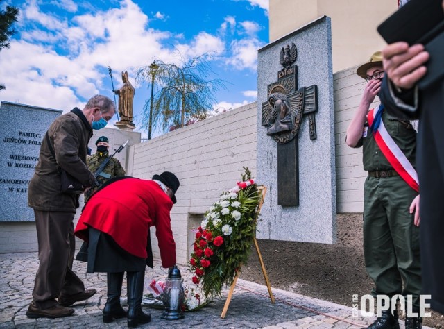 Na centralnej tablicy pomnika został umieszczony krzyż, wizerunek Matki Boskiej Katyńskiej i napis “Pomóż przebaczyć”.
