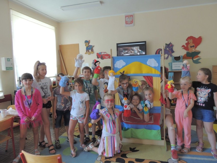 Bajkowe półkolonie w Szkole Podstawowej nr 10 w Lesznie. Dzieci stworzyły kukiełki i wystawiły teatrzyk [ZDJĘCIA]
