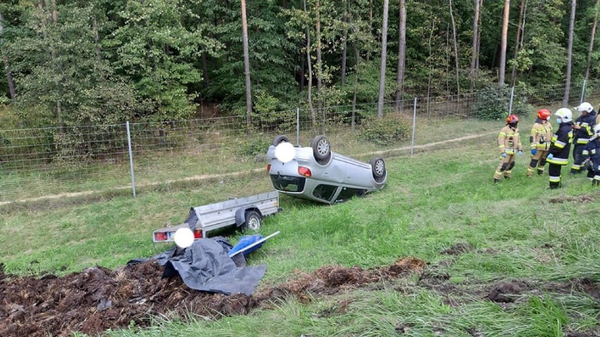 W Stryszku dachowało auto. Na miejsce wezwano dwa zastępy...