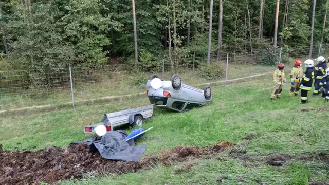 W Stryszku dachowało auto. Na miejsce wezwano dwa zastępy straży pożarnej.