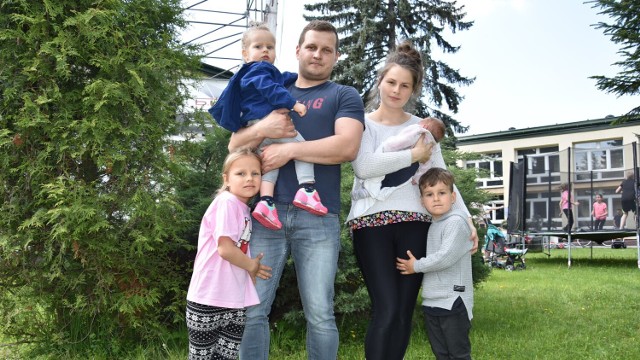 Anna i Piotr Guściara z Tarnowa pojawili się na pikniku rodzinnym w towarzystwie sowich pociech: 7-letniej Liliany, 2-letniej Hani, 5-letniego Michała i malutkiej Marysi