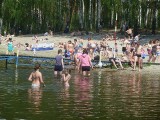 Majówka 2012. Okazuje się, że kiedyś majówki były znacznie przyjemniejsze. Pierwsi plażowicze w Gołuchowie 