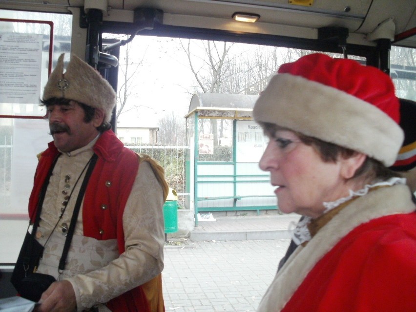 11 listopada w Chojnicach. Polsko- Śpiewająco. Akcja Stowarzyszenia "Dworek Polski" [ZDJĘCIA]