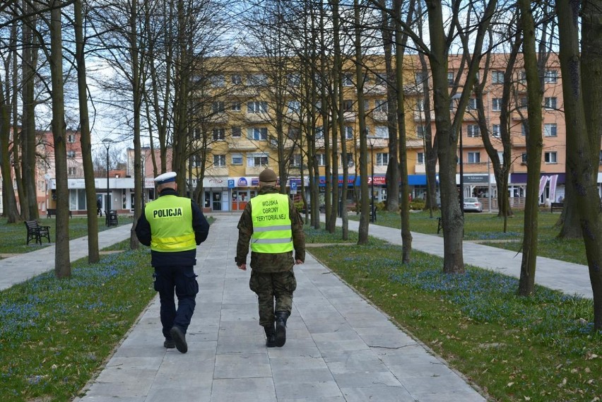 Mundurowi z Krosna Odrzańskiego kontrolują miejsca...