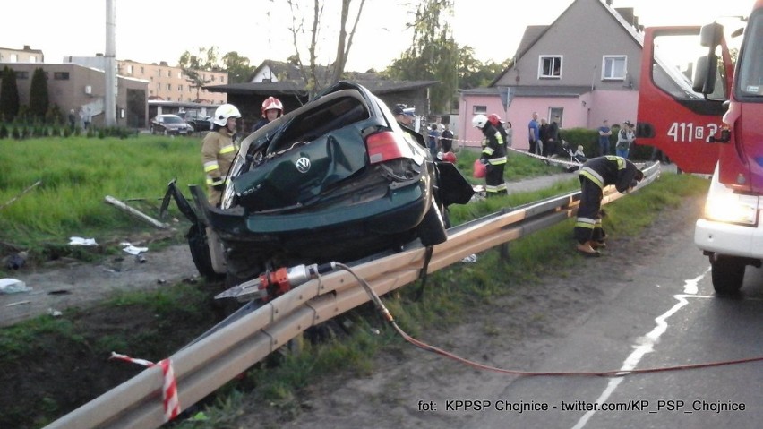 Wypadek w Nieżychowicach. Volkswagen uderzył w drzewo i dachował. Trzy osoby trafiły do szpitala