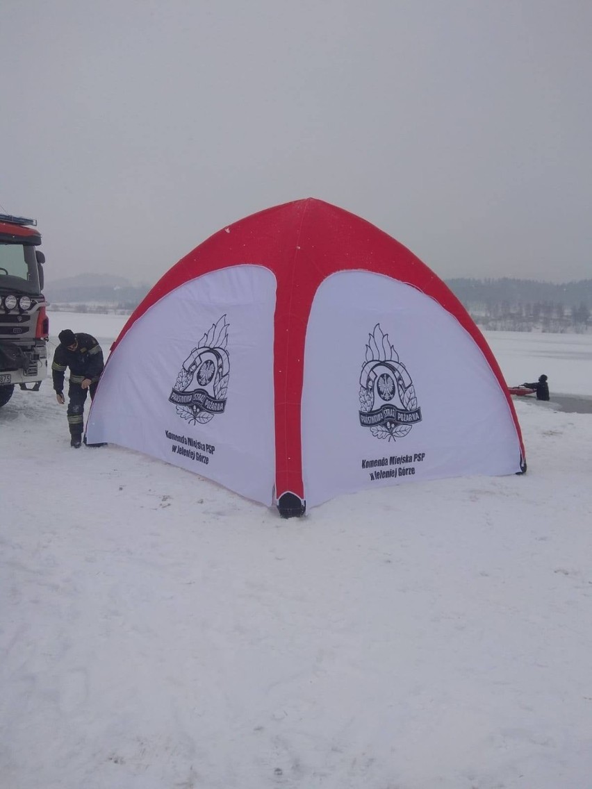 Jelenia Góra. Akcja ratownicza na lodzie. Zobacz działania strażaków