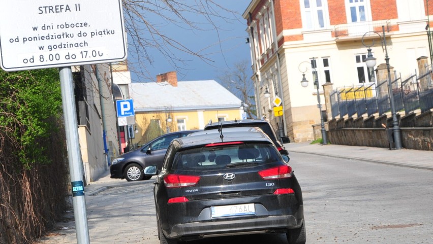 Zmieniony kierunek jazdy ul. Czajkowskiego w Krośnie pozostanie na stałe. Będą korekty na rondzie Solidarności