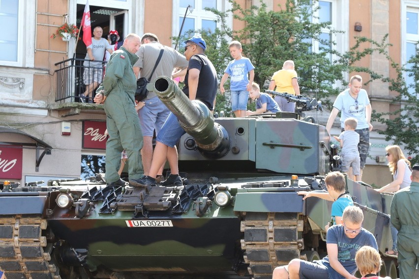Piknik NATO w Kielcach. Można zobaczyć czołg i karabiny