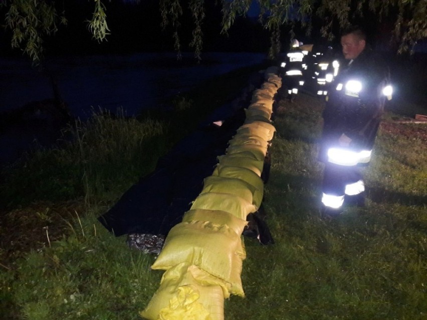 Druhowie OSP ratowali w nocy wieś przed zalaniem. Zdjęcia