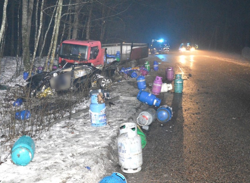 Gmina Zblewo. Policjanci wyjaśnianą okoliczności śmiertelnego wypadku. Zginął kierowca jaguara z powiatu kościerskiego 