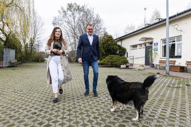 Prezydent Radosław Witkowski i zastępczyni prezydenta Marta Wilk – Michalska, dziękowali radomianom za dary przekazane dla schroniska dla zwierząt.