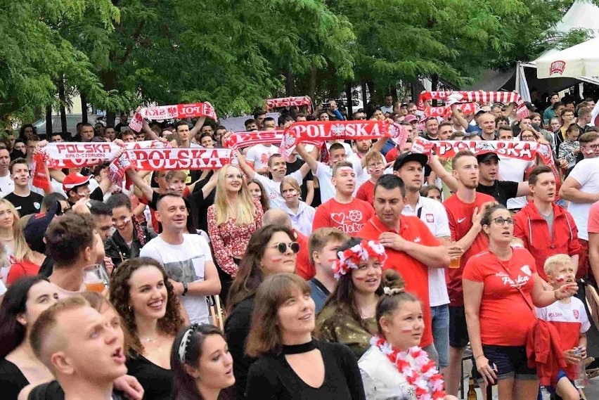 Strefa kibica na Małym Rynku podczas meczu Polska - Szwecja.