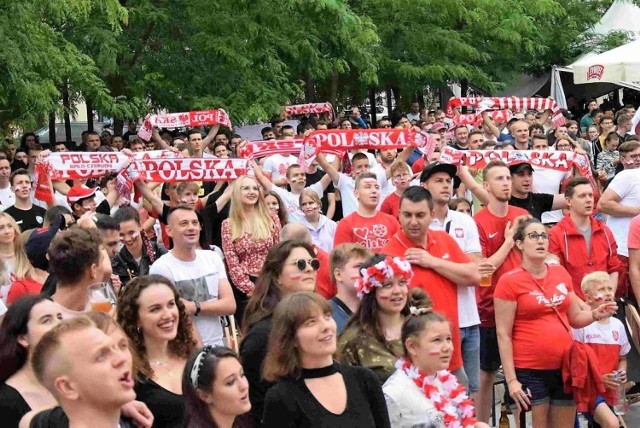 Strefa kibica na Małym Rynku podczas meczu Polska - Szwecja.