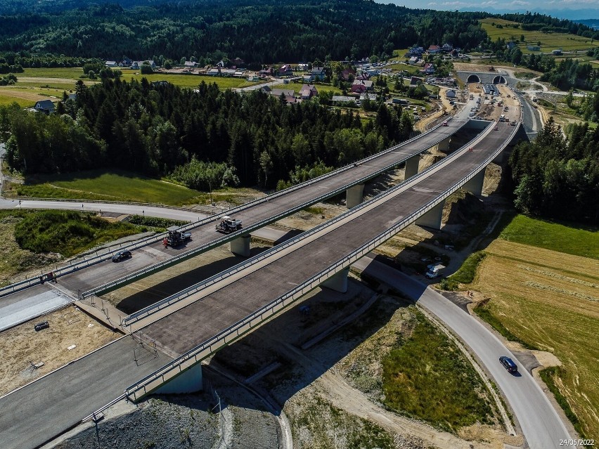 Tunel pod Luboniem Małym na nowej zakopiance będzie gotowy pod koniec roku. Sprawdzamy, ile zostało do zrobienia. Zdjęcia z lotu ptaka