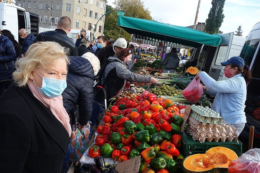 Koronawirus w Łodzi. Pomimo pandemii łodzianie nie rezygnują z zakupów na targowiskach ZDJĘCIA