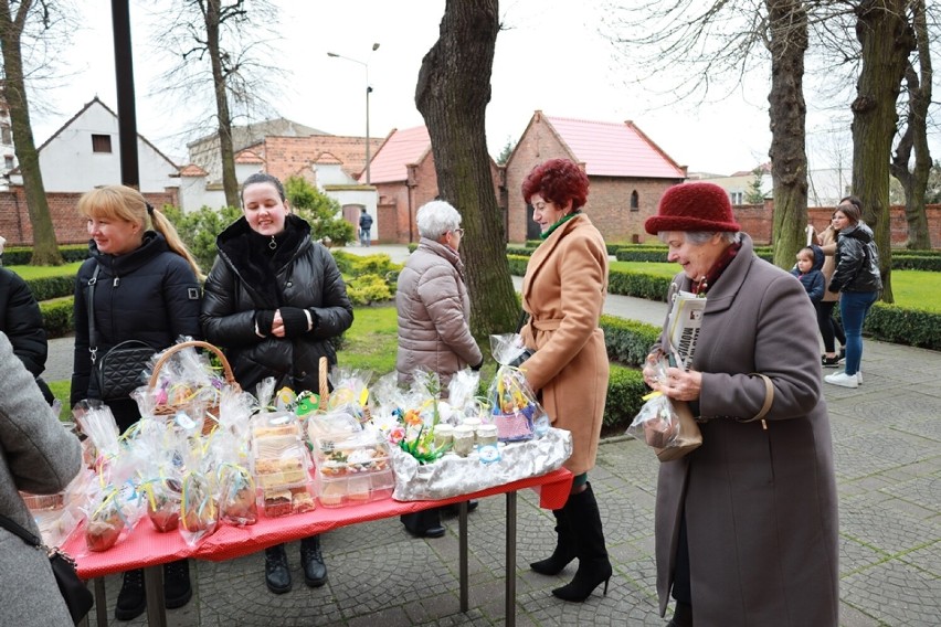 Wielkanocny kiermasz przed śremską Farą. Można było do domu...