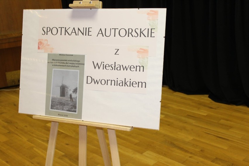 Uczniowie poznali historię młynów w Czarnożyłach. To była ciekawa lekcja historii przy okazji promocji książki Wiesława Dworniaka